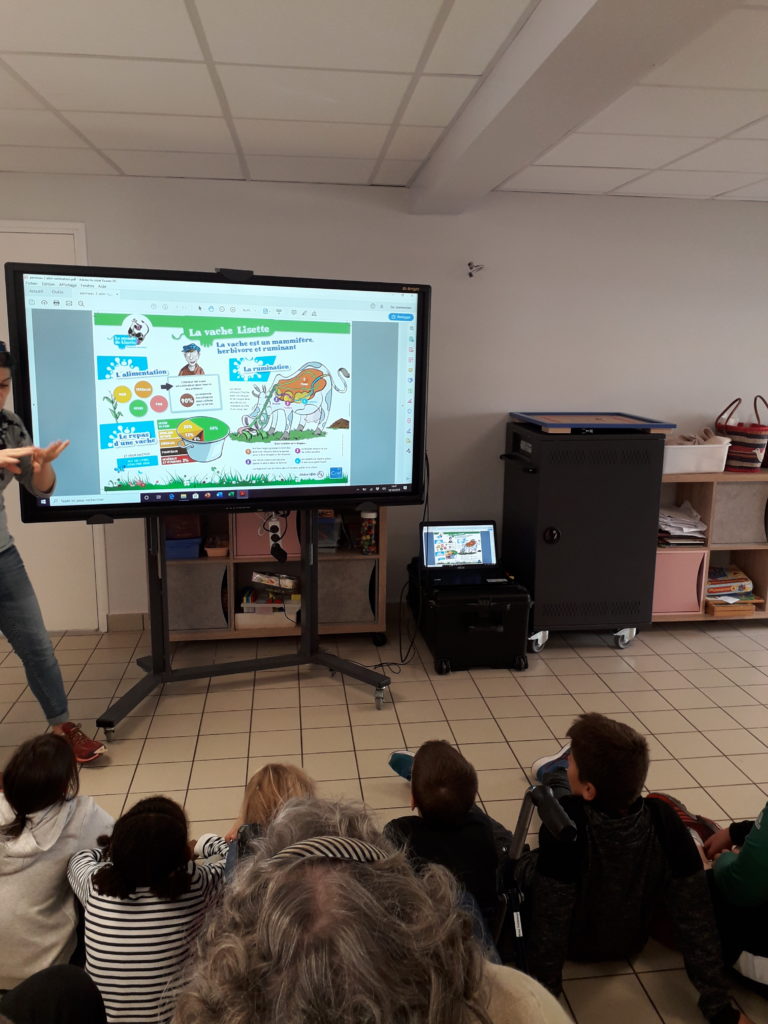 Semaine BLEUE fabrication de beurre à lécole Sainte Thérèse EHPAD