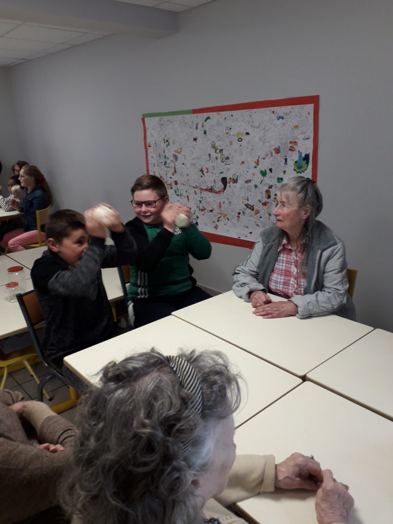 Semaine BLEUE fabrication de beurre à lécole Sainte Thérèse EHPAD